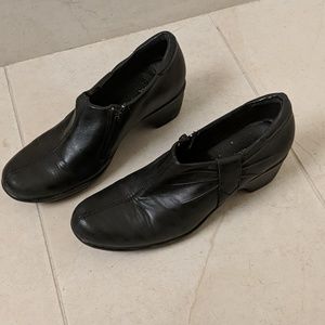 Clarks black leather bow ankle heeled booties 7